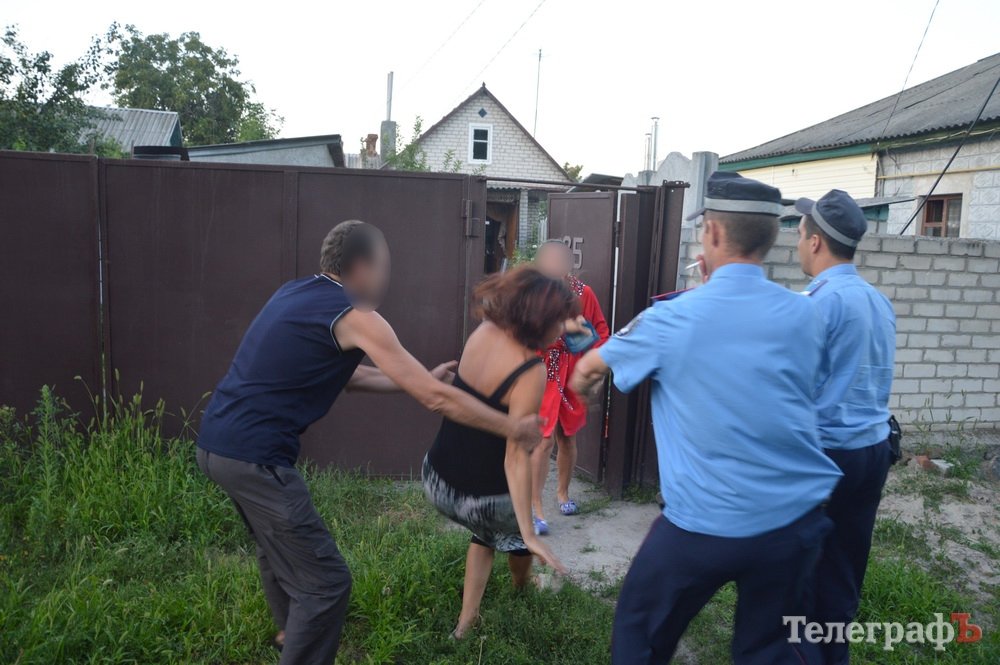 «До неї додому прийшов якийсь п’яний чорт та влігся спати на диван» «До неї додому прийшов якийсь п’яний чорт та влігся спати на диван»