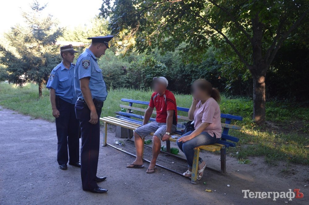 «До неї додому прийшов якийсь п’яний чорт та влігся спати на диван» «До неї додому прийшов якийсь п’яний чорт та влігся спати на диван»