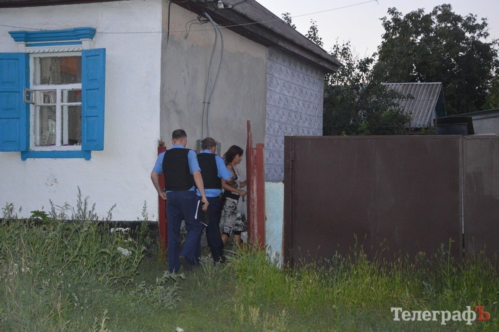 «До неї додому прийшов якийсь п’яний чорт та влігся спати на диван» «До неї додому прийшов якийсь п’яний чорт та влігся спати на диван»