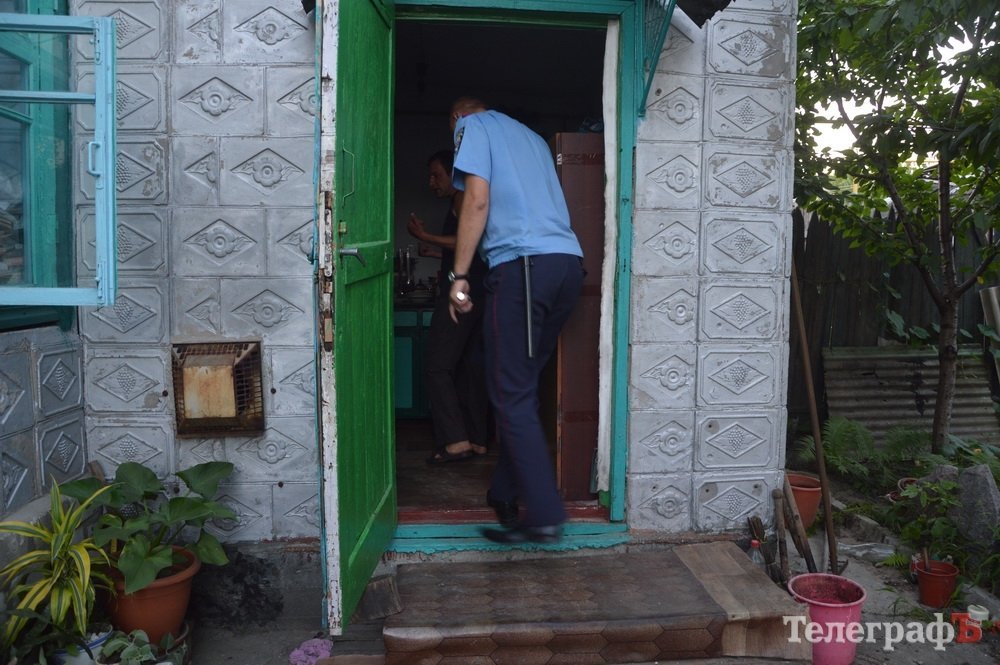 «До неї додому прийшов якийсь п’яний чорт та влігся спати на диван» «До неї додому прийшов якийсь п’яний чорт та влігся спати на диван»