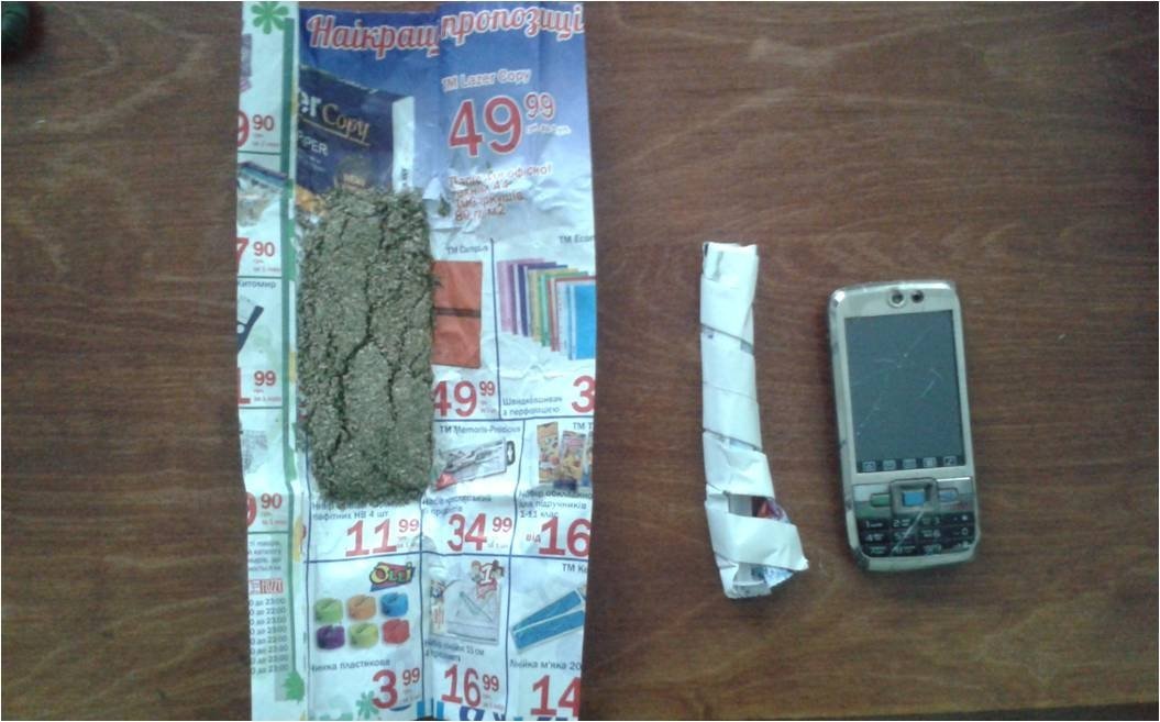 В осужденных через забор бросали мобилками В осужденных через забор бросали мобилками