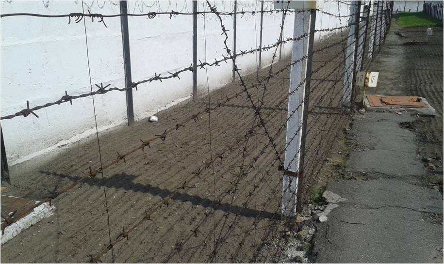 В осужденных через забор бросали мобилками В осужденных через забор бросали мобилками