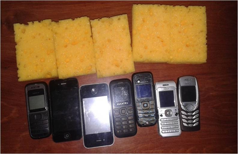 В осужденных через забор бросали мобилками В осужденных через забор бросали мобилками