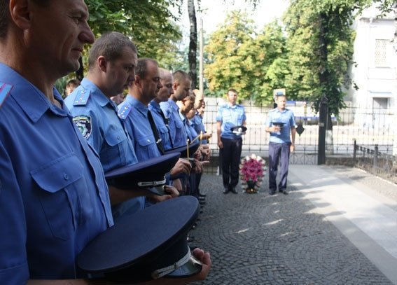 У Кременчуці міліціонери вшанували пам'ять загиблих колег У Кременчуці міліціонери вшанували пам'ять загиблих колег