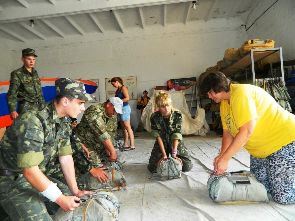 Семь юных гвардейцев сделали свой первый прыжок с парашютом Семь юных гвардейцев сделали свой первый прыжок с парашютом