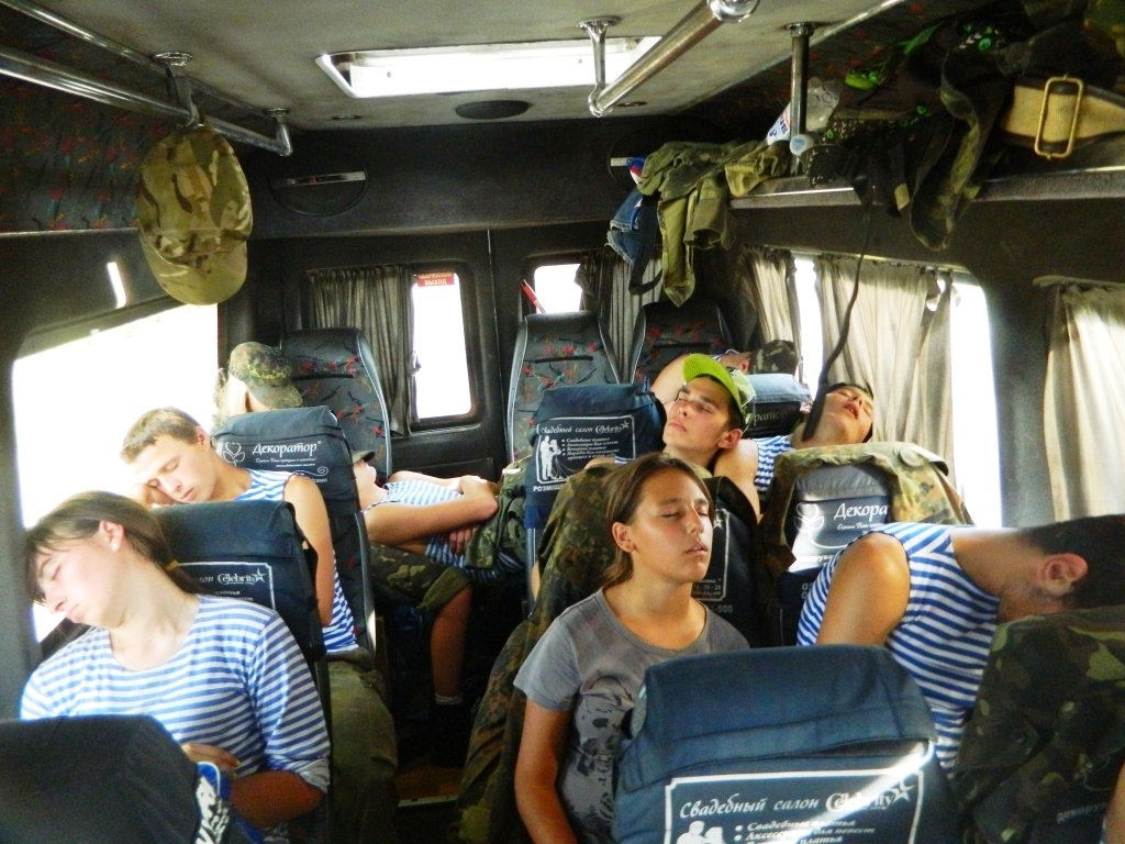 Семь юных гвардейцев сделали свой первый прыжок с парашютом Семь юных гвардейцев сделали свой первый прыжок с парашютом