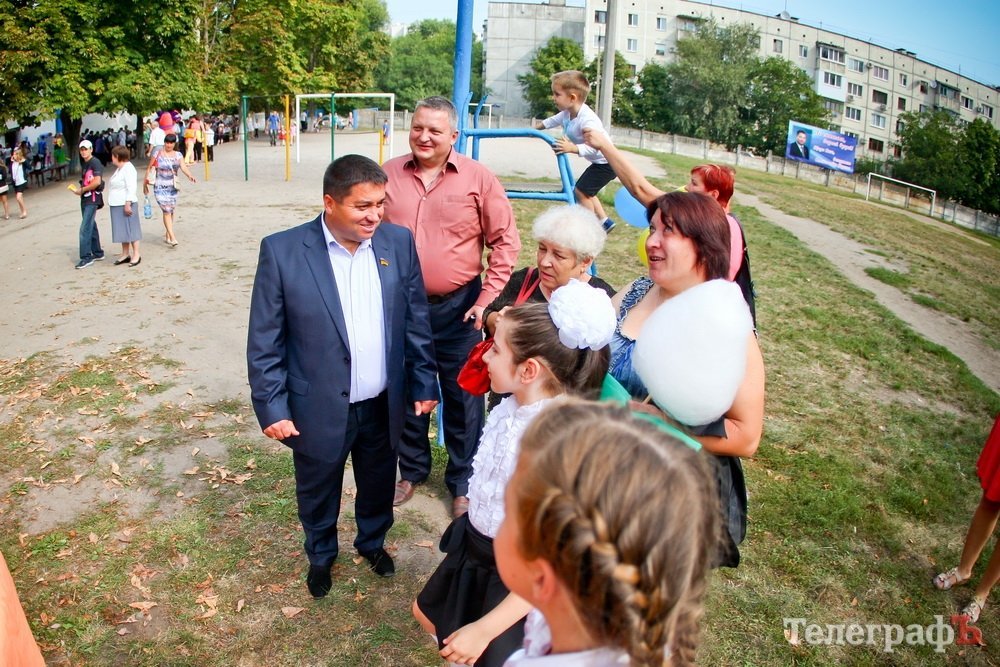 Тысяча «сладких ват» и аттракционы кременчугским детям от Александра Яцины Тысяча «сладких ват» и аттракционы кременчугским детям от Александра Яцины