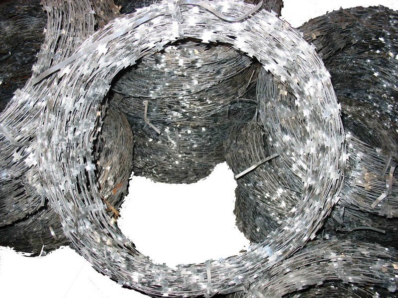 Кременчугские заключенные изготовили колючую проволоку для нужд АТО Кременчугские заключенные изготовили колючую проволоку для нужд АТО