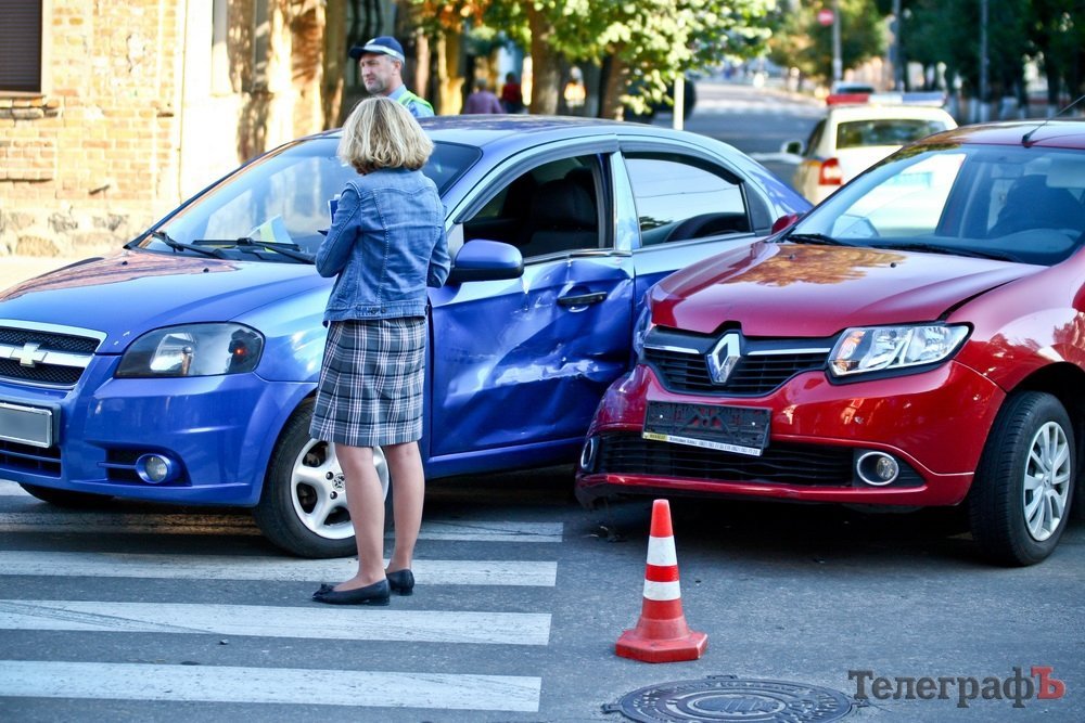 На мистическом перекрёстке в центре Кременчуга столкнулись машины На мистическом перекрёстке в центре Кременчуга столкнулись машины