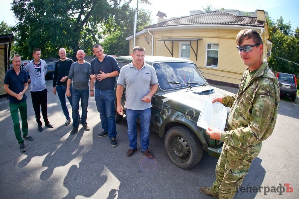 Волонтери передали куплену та відремонтовану машину на передову Волонтери передали куплену та відремонтовану машину на передову