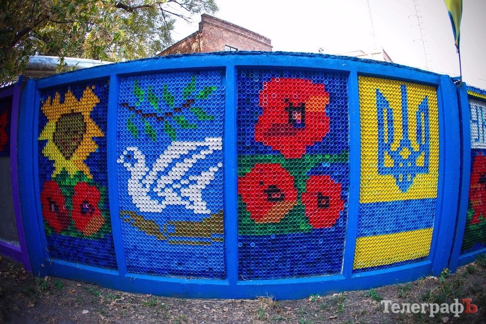 Кременчуцьку мозаїку з пластикових кришечок занесли до рекорду Кременчуцьку мозаїку з пластикових кришечок занесли до рекорду