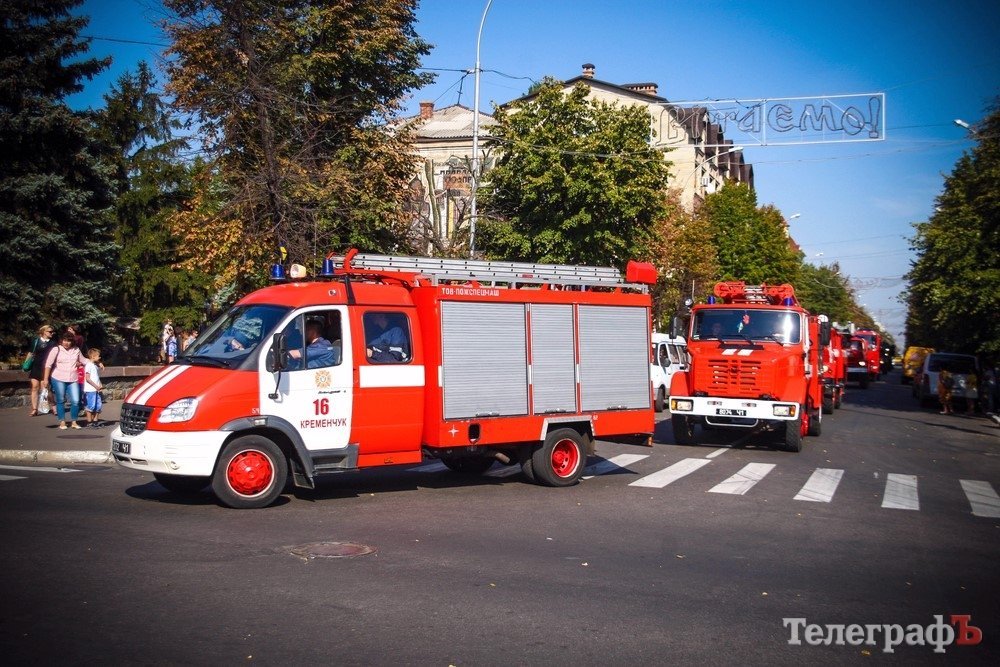 В Кременчуге на площади Победы тушили автомобиль и устраивали "пенную вечеринку" В Кременчуге на площади Победы тушили автомобиль и устраивали "пенную вечеринку"