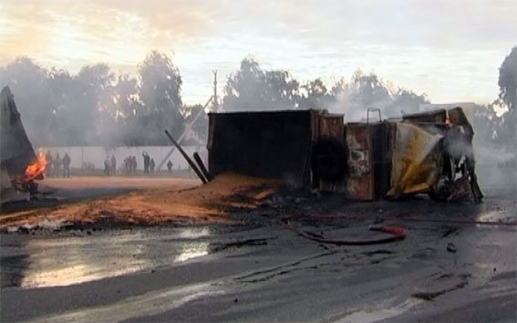 На Полтавщине врезались и загорелись два грузовика На Полтавщине врезались и загорелись два грузовика