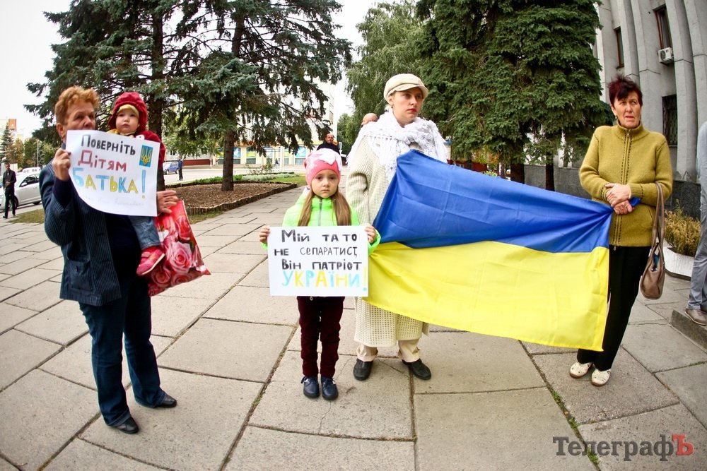 Перед зданием кременчугской мэрии мини-пикеты Перед зданием кременчугской мэрии мини-пикеты