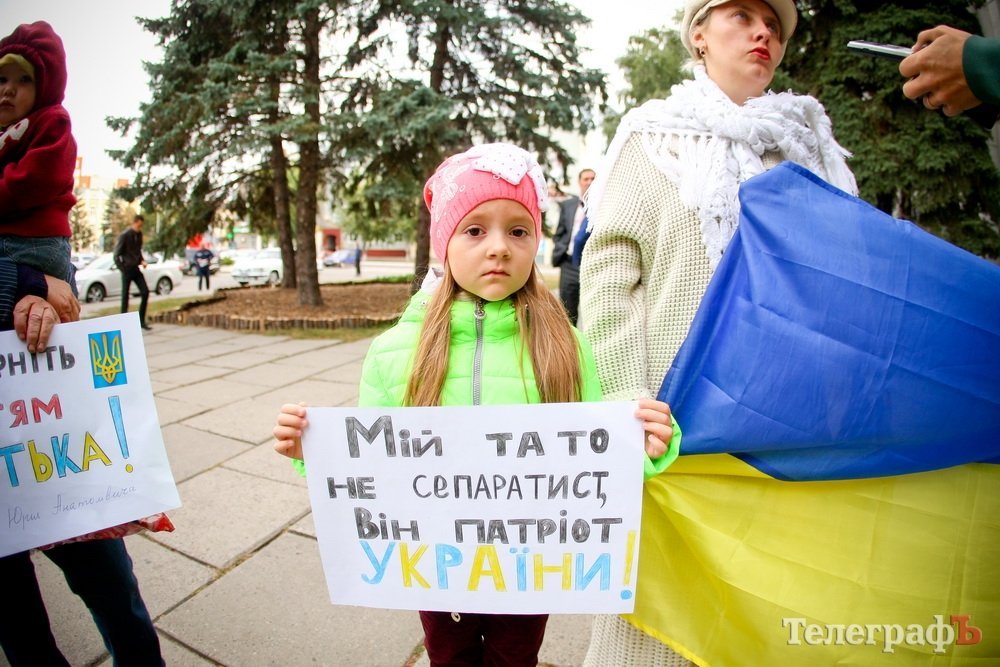 Перед зданием кременчугской мэрии мини-пикеты Перед зданием кременчугской мэрии мини-пикеты