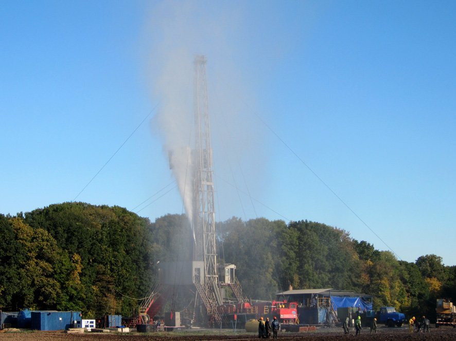 На Полтавщине фонтанирует газовая скважина – жидкость поднимается на 10 метров над землёй На Полтавщине фонтанирует газовая скважина – жидкость поднимается на 10 метров над землёй