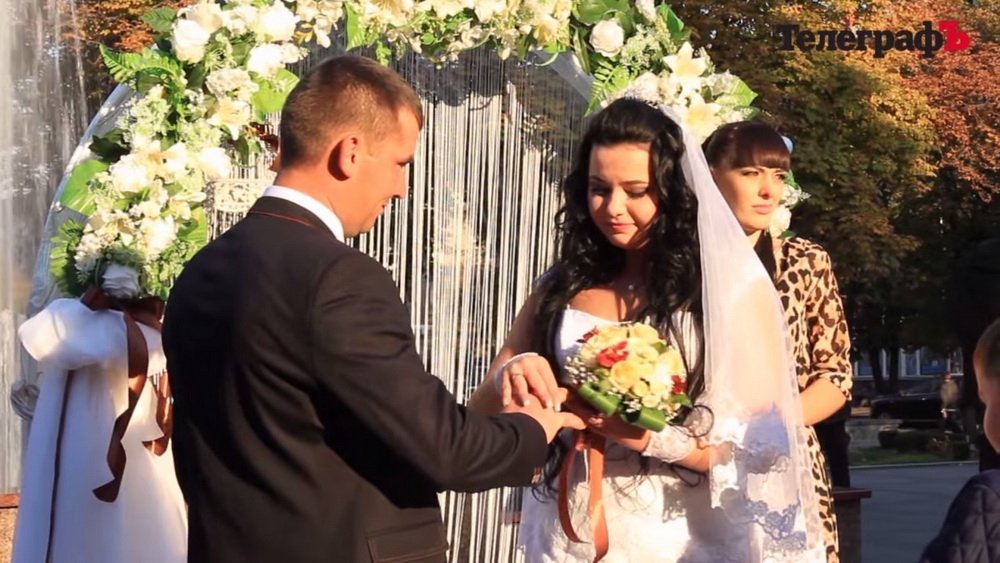 Кременчужане стали свидетелями свадебной церемонии возле фонтана Кременчужане стали свидетелями свадебной церемонии возле фонтана