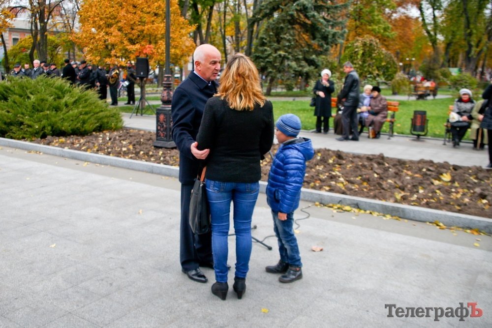 В Кременчуге семьям двух погибших Героев вручили ордера на квартиры В Кременчуге семьям двух погибших Героев вручили ордера на квартиры