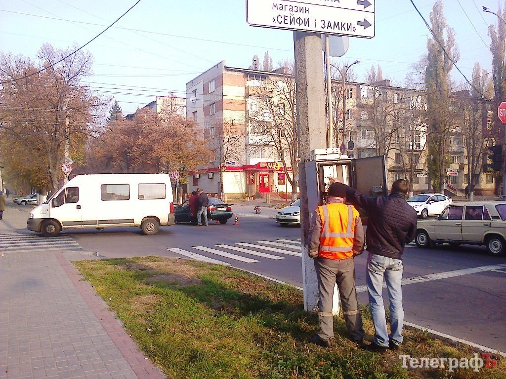 Из-за сломанного светофора в центре Кременчуга столкнулись Daewoo и Chevrolet Из-за сломанного светофора в центре Кременчуга столкнулись Daewoo и Chevrolet