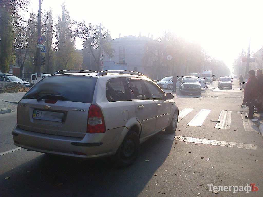Из-за сломанного светофора в центре Кременчуга столкнулись Daewoo и Chevrolet Из-за сломанного светофора в центре Кременчуга столкнулись Daewoo и Chevrolet