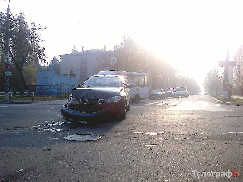 Из-за сломанного светофора в центре Кременчуга столкнулись Daewoo и Chevrolet Из-за сломанного светофора в центре Кременчуга столкнулись Daewoo и Chevrolet