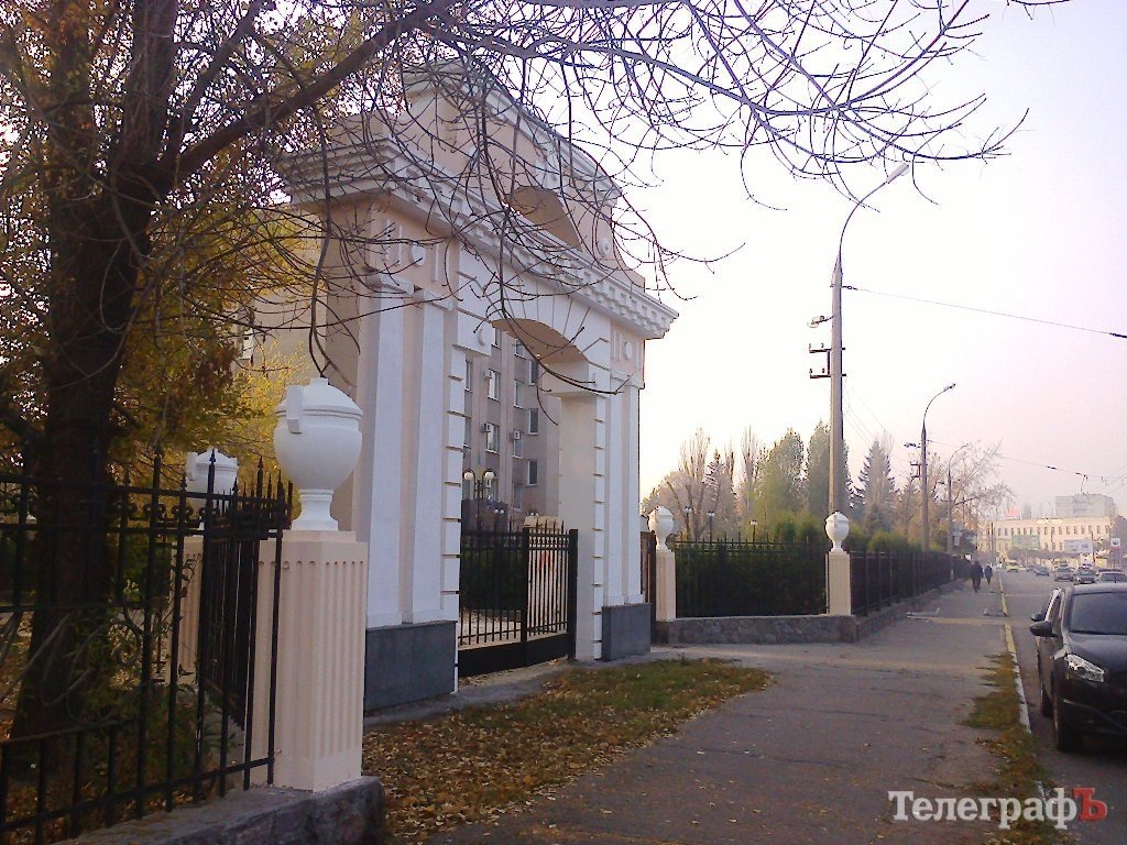 Центральный вход в Городской сад Кременчуга обставили вазами и покрасили Центральный вход в Городской сад Кременчуга обставили вазами и покрасили