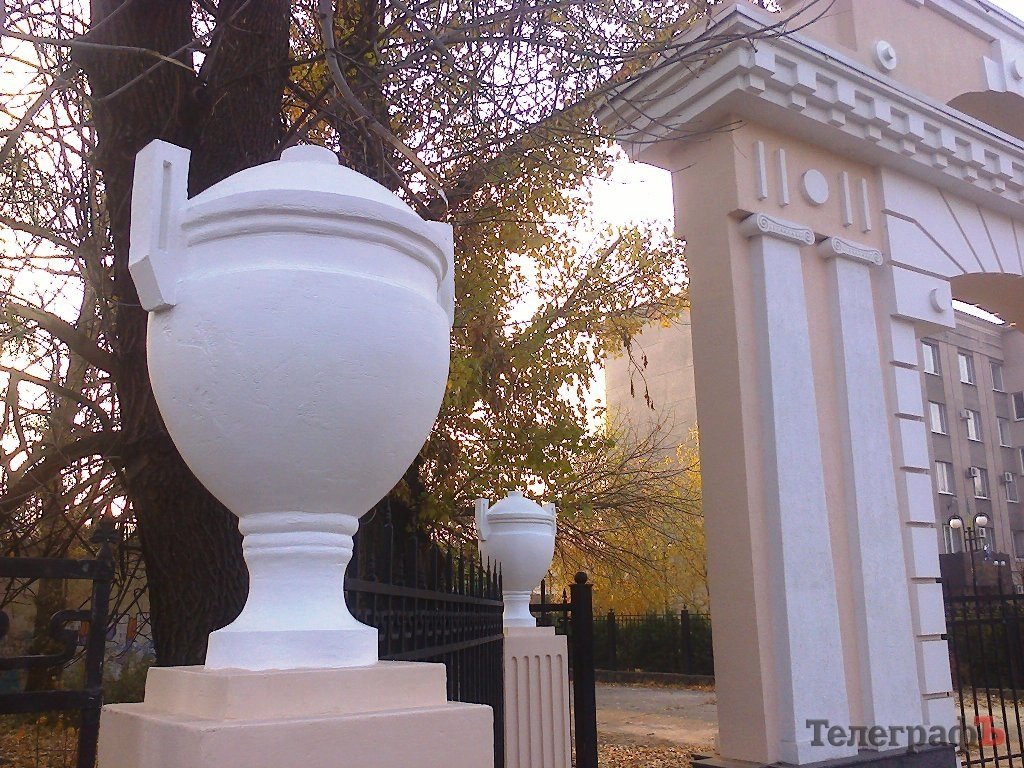 Центральный вход в Городской сад Кременчуга обставили вазами и покрасили Центральный вход в Городской сад Кременчуга обставили вазами и покрасили