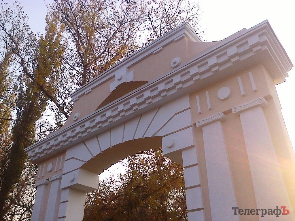 Центральный вход в Городской сад Кременчуга обставили вазами и покрасили Центральный вход в Городской сад Кременчуга обставили вазами и покрасили