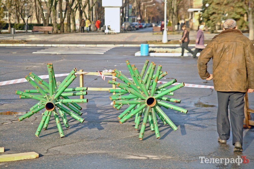 У Кременчуці почали встановлювати головну новорічну ялинку У Кременчуці почали встановлювати головну новорічну ялинку