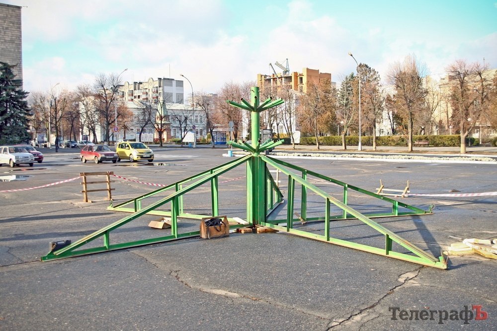 У Кременчуці почали встановлювати головну новорічну ялинку У Кременчуці почали встановлювати головну новорічну ялинку