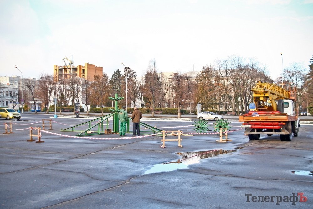 У Кременчуці почали встановлювати головну новорічну ялинку У Кременчуці почали встановлювати головну новорічну ялинку