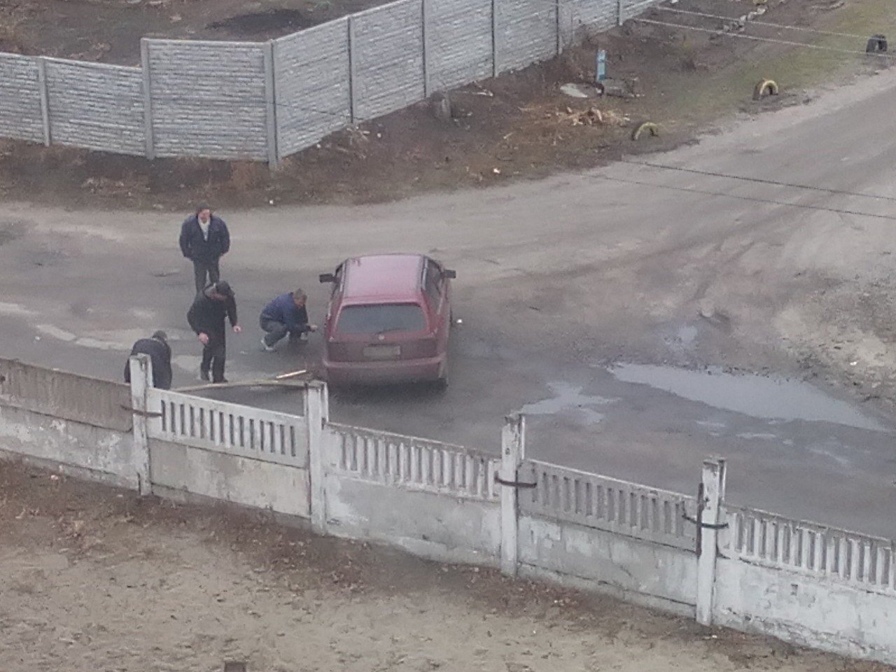 В Кременчуге автомобиль "влетел" в люк В Кременчуге автомобиль "влетел" в люк