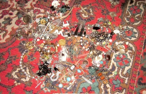 Кременчугская полиция выставила на обозрение краденые вещи - узнайте своё и забирайте Кременчугская полиция выставила на обозрение краденые вещи - узнайте своё и забирайте