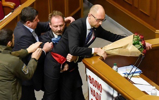 Яценюка в Верховной Раде схватили за то самое место.. Яценюка в Верховной Раде схватили за то самое место..