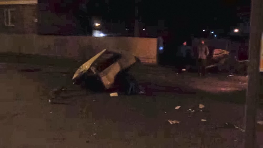 Пьяный кременчужанин на "восьмёрке" снес дерево и вылетел во двор частного дома Пьяный кременчужанин на "восьмёрке" снес дерево и вылетел во двор частного дома