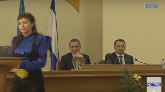 Оксана Піддубна подарувала дзеркало Віталію Малецькому Оксана Піддубна подарувала дзеркало Віталію Малецькому
