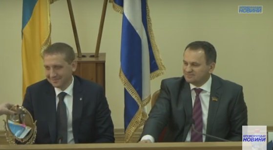 Оксана Піддубна подарувала дзеркало Віталію Малецькому Оксана Піддубна подарувала дзеркало Віталію Малецькому