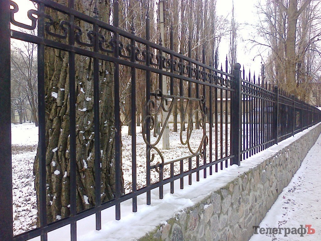 Какой-то при**рок «погрыз» забор в «Городском саду» Кременчуга Какой-то при**рок «погрыз» забор в «Городском саду» Кременчуга