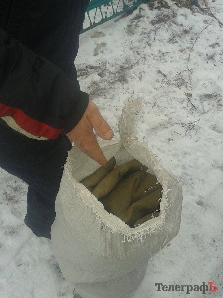 Кременчуцький пенсіонер передав військовим здоровезний тент Кременчуцький пенсіонер передав військовим здоровезний тент