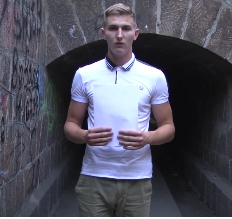 Кременчугский рэпер о коррумпированном гадюшнике, народе в конюшне и бабушках-попрошайках Кременчугский рэпер о коррумпированном гадюшнике, народе в конюшне и бабушках-попрошайках