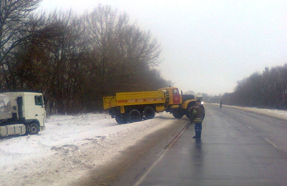 Де рятувальники із заметів діставали машини Де рятувальники із заметів діставали машини