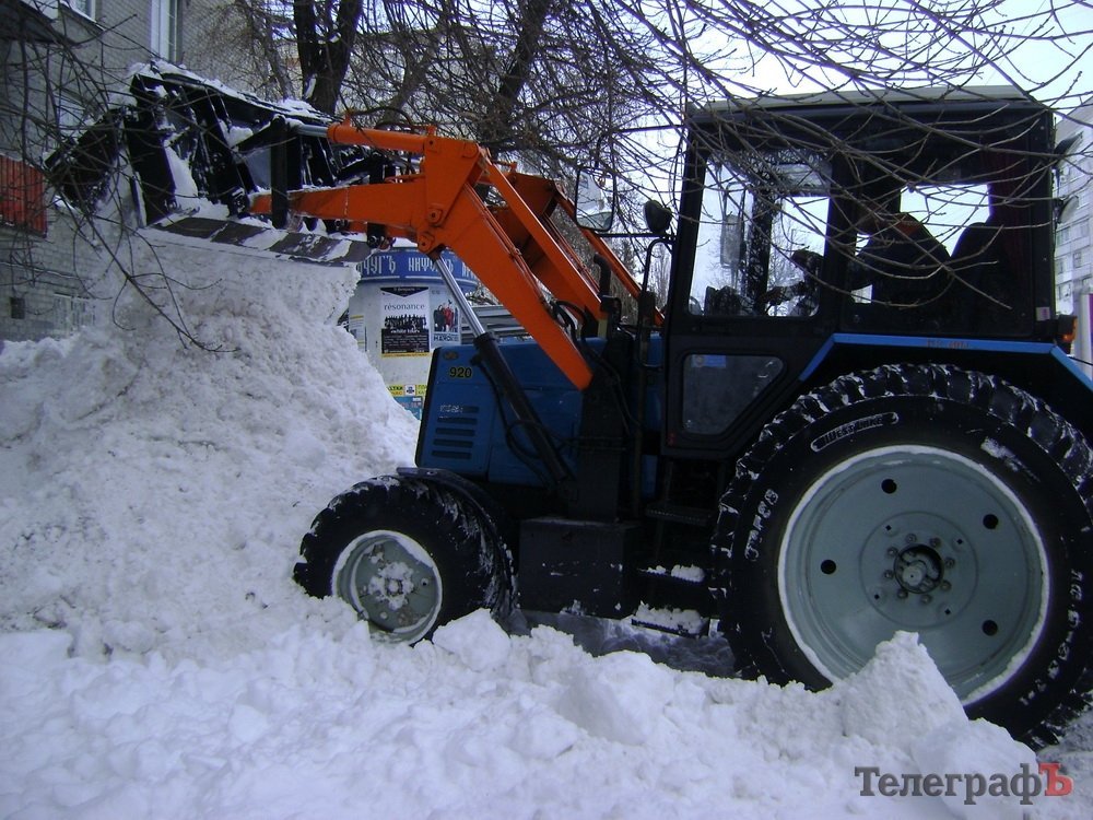 Сегодня коммунальники откапывают остановки в Кременчуге Сегодня коммунальники откапывают остановки в Кременчуге