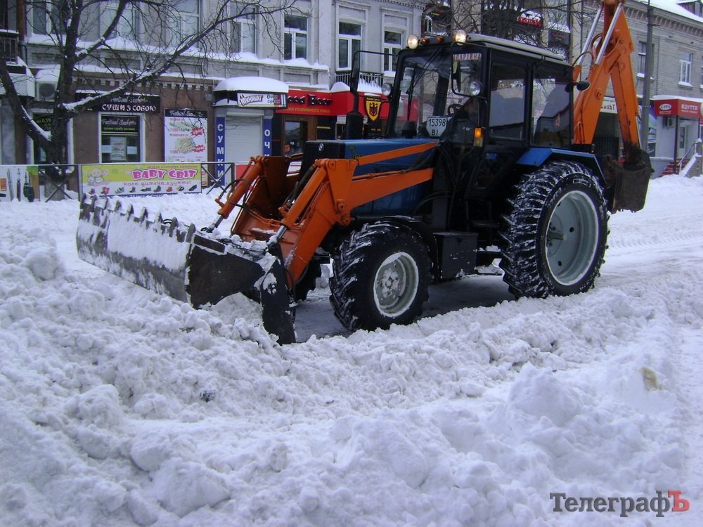 Сегодня коммунальники откапывают остановки в Кременчуге Сегодня коммунальники откапывают остановки в Кременчуге