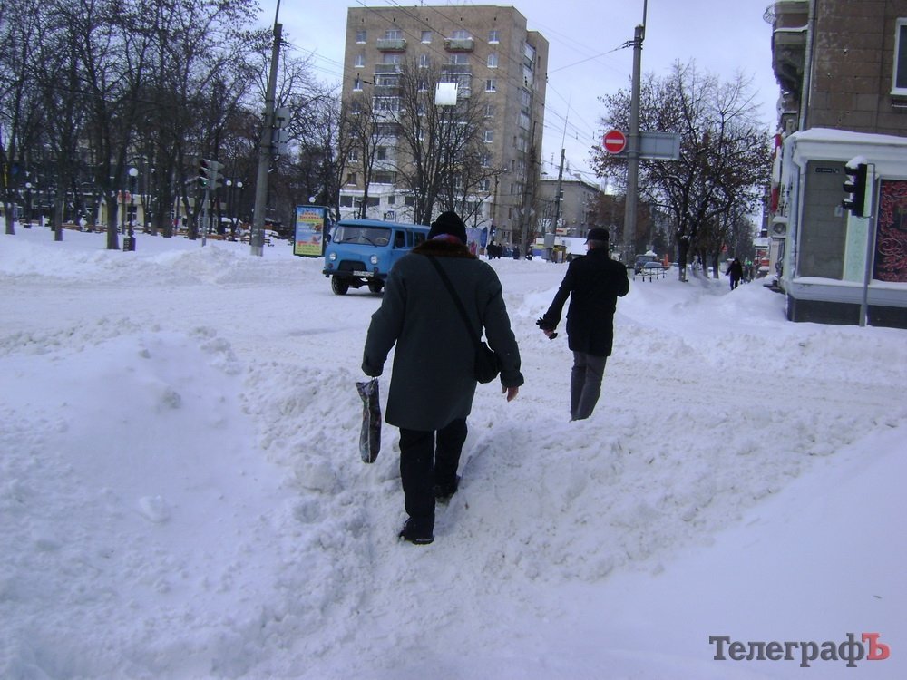Сегодня коммунальники откапывают остановки в Кременчуге Сегодня коммунальники откапывают остановки в Кременчуге