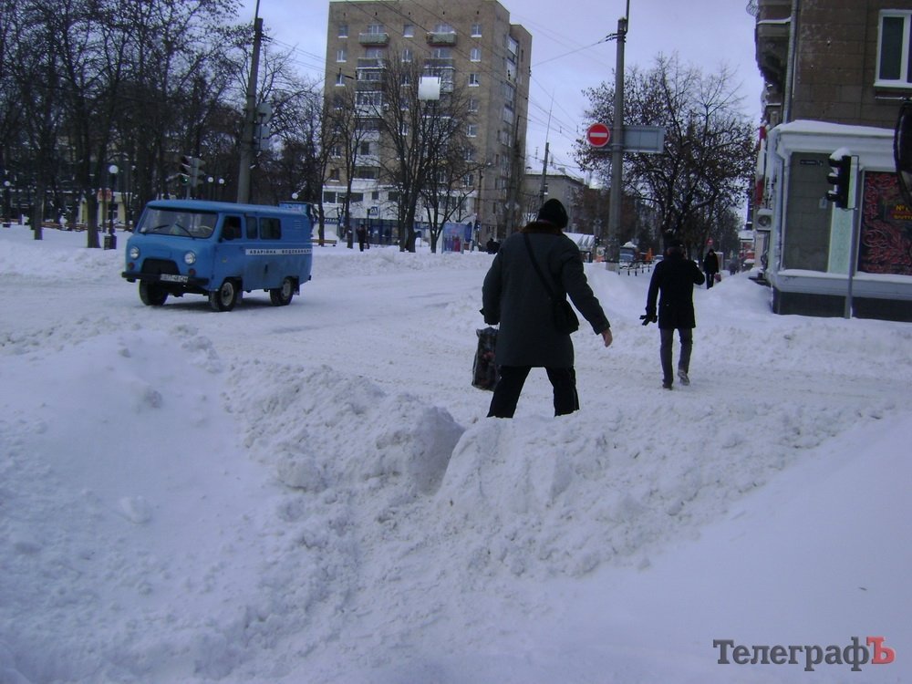 Сегодня коммунальники откапывают остановки в Кременчуге Сегодня коммунальники откапывают остановки в Кременчуге