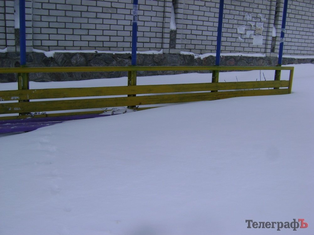 Сегодня коммунальники откапывают остановки в Кременчуге Сегодня коммунальники откапывают остановки в Кременчуге