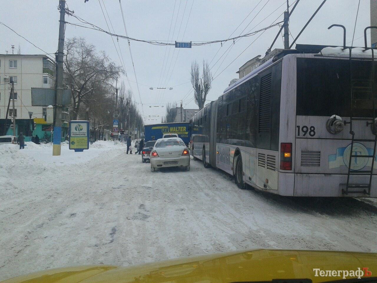 В центре Кременчуга застряла фура. Парализовано движение в сторону ж/д вокзала В центре Кременчуга застряла фура. Парализовано движение в сторону ж/д вокзала