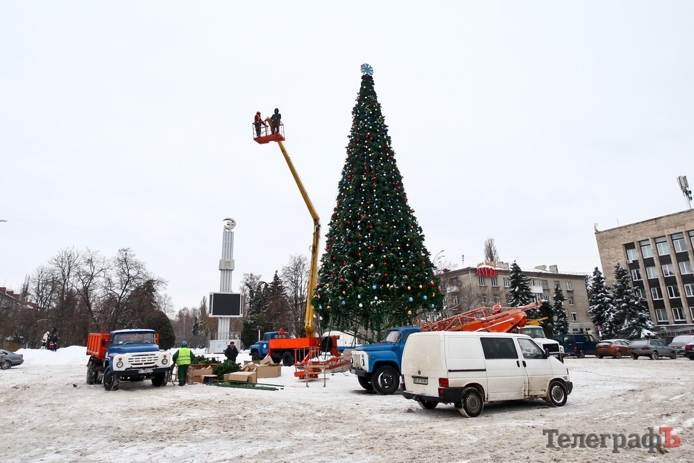 У Кременчуці почали демонтувати головну новорічну ялинку У Кременчуці почали демонтувати головну новорічну ялинку
