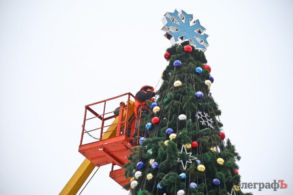 У Кременчуці почали демонтувати головну новорічну ялинку У Кременчуці почали демонтувати головну новорічну ялинку