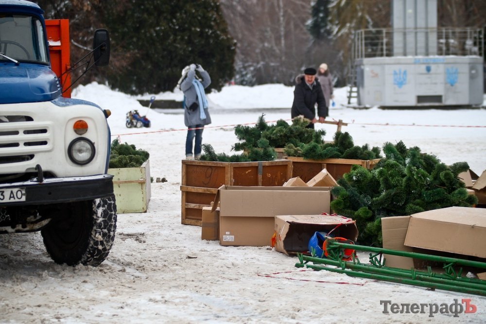У Кременчуці почали демонтувати головну новорічну ялинку У Кременчуці почали демонтувати головну новорічну ялинку